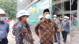 Menko PMK, Muhadjir Effendy meninjau proses pembangunan Rumah Sakit Universitas Muhammadiyah Surakarta (RS UMS). Foto : Humas UMS