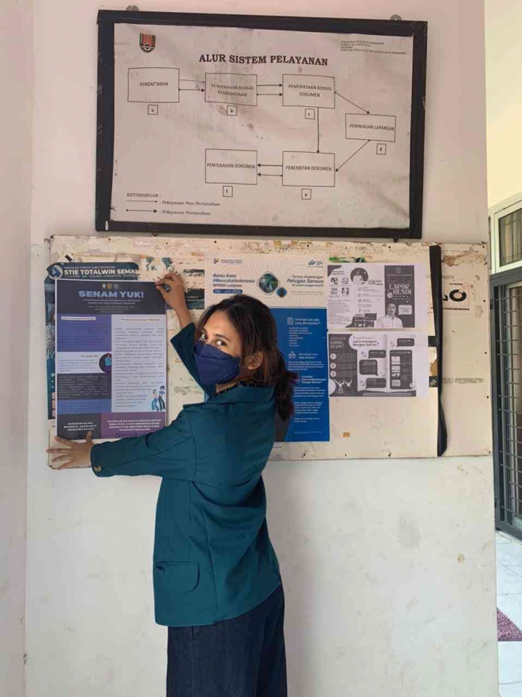 Menempelkan Poster Edukasi pada Majalah Dinding Kelurahan Bangetayu Kulon, Dokpri