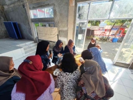 Mahasiswa KKN UNDIP melakukan demo pembuatan ekado. Semarang, Rabu (20/7). Foto : Dokumen Pribadi