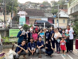 Foto bersama Mahasiswa KKN Undip dengan Warga RW 08, Kelurahan Tegalsari (Sumber: Dokumentasi Pribadi) 