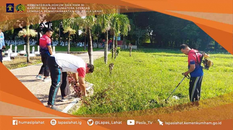 Petugas Lapas Lahat ketika melakukan aksi bersih-bersih di TMP Puspa Bhakti Lahat (Dok. Lapas)