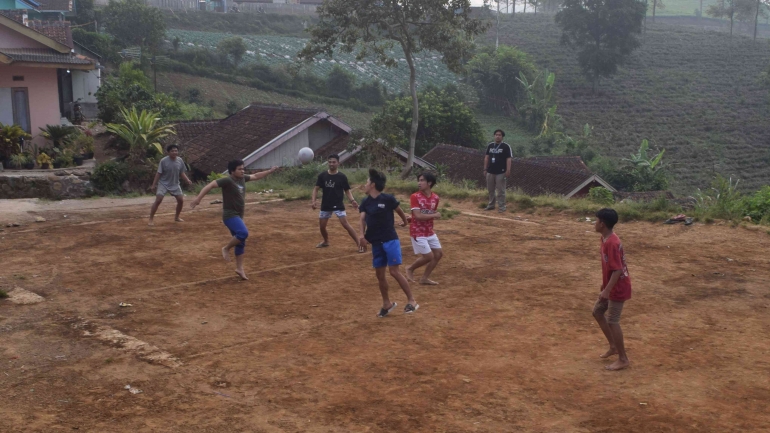 Menjadikan tubuh lebih aktif bergerak dengan bermain bola pada kegiatan KKN Tematik UPI 2022/Dokpri