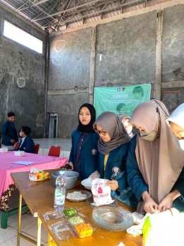 Mahasiswa KKN UNDIP melakukan persiapan demo pembuatan ekado. Semarang, Rabu (20/7). Foto : Dokumen Pribadi