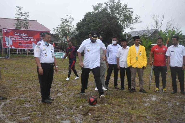 Gambar : Wakil Bupati Kabupaten Halmahera Selatan, Hasan Ali Bassam Kasuba Saat Tendang Bola Bertanda Pertandingan Telah Dibuka. (Dokpri)