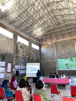 Mahasiswa KKN UNDIP menjelaskan materi terkait dengan kandungan gizi dalam ekado. Semarang, Rabu (20/7). Foto : Dokumen Pribadi