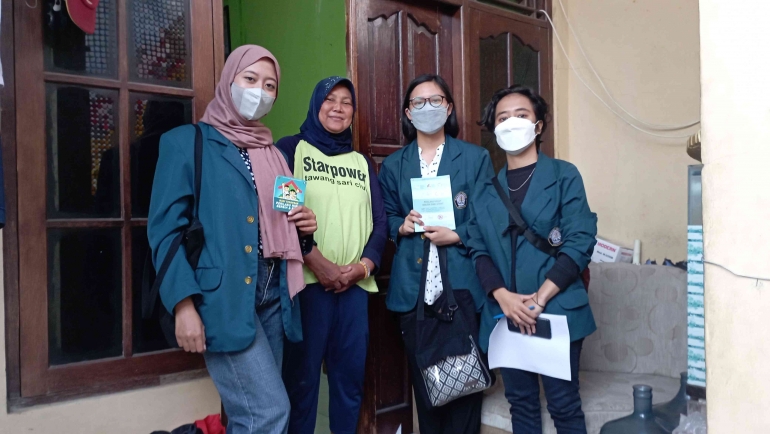 Mahasiswa KKN Undip Kelurahan Tawangsari di Rumah Warga RT 03 untuk Sosialisasikan PHBS/dokpri