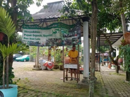 Seorang aktifis sedang merawat Taman Kampung di Sawojajar. | Dokumen pribadi 