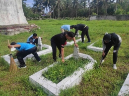  Rutan Pasangkayu Lakukan Bersih-Bersih di Taman Makam Pahlawan Dalam Rangka HDKD ke-77. Foto; Rutan Pasangkayu/dok (11/08)