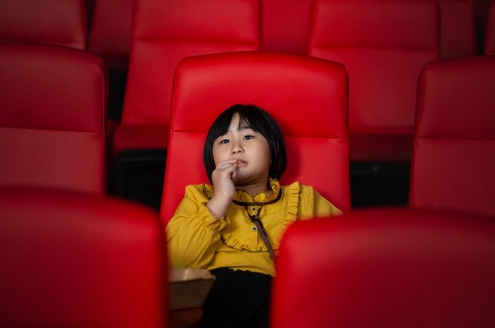 Tips mengajak anak nonton di bioskop | Sumber: Kong Ding Chek via parapuan.co