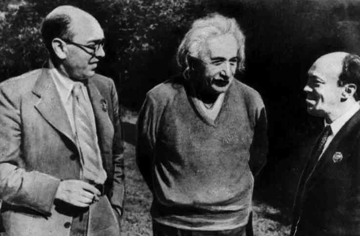 Itzik Feffer, Albert Einstein dan Solomon Mikhoels (1943) (sumber foto: WIKIPEDIA)