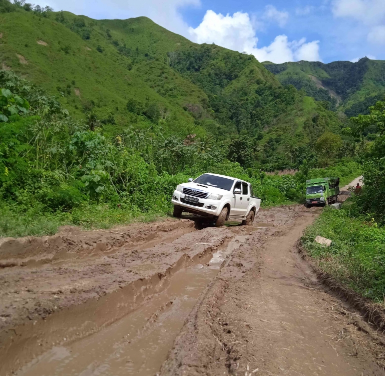 Kondisi jalan yang berlumpur dan berlubang di pedalaman Sumba Timur bagian selatan (Foto:Lex) 