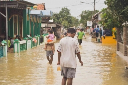 Banjir adalah salah satu dampak negatif perubahan iklim yang memakan banyak korban (Ilustrasi: @misbahulaulia|UNSPLASH)