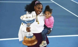 Serena Williams bersama anak semata wayangnya   Alexis Olympia Ohanian Jr  di tahun 2020 setelah menjuarai ASB Classic di Aucland. Photo:  Chris Symes/AP 