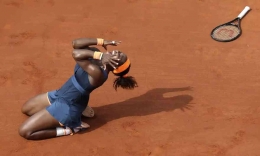 Salah satu penampilan Serena Williamns setelah mengalahkan  Maria Sharapova di tahun  2013 pada final French Open  Photo: David Vincent/AP  