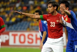Tonnie Cusell dalam pertandingan Indonesia vs Laos di Piala AFF 2012. | Foto: Instagram.com/cuselltonnie