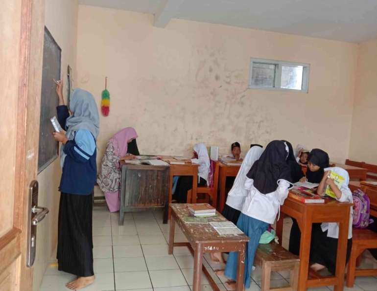 KKN MIT DR-14 Kelompok 16 UIN Walisongo Semarang Pendampingan Pembelajaran TPQ Nurul Hikmah