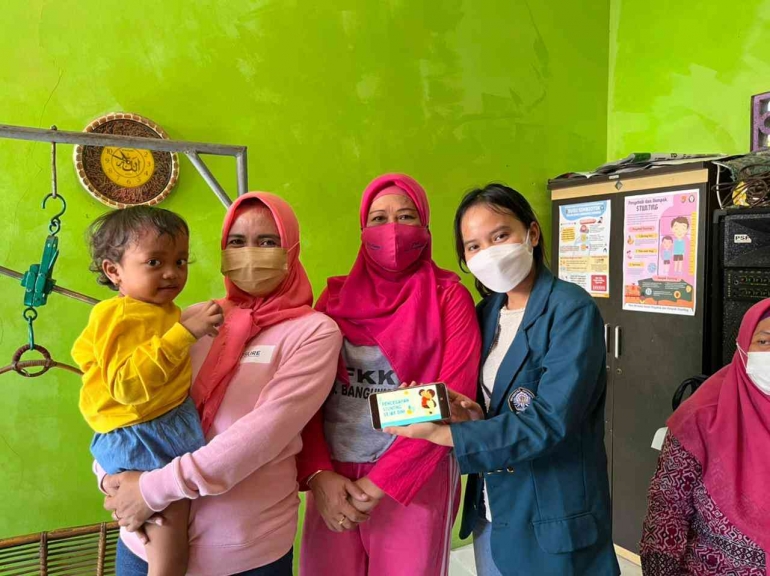 Mahasiswi KKN Universitas Diponegoro Bersama  Ibu-Ibu Posyandu ikut menggalakkan cegah stunting sejak dini, Foto: Dokumentasi Pribadi