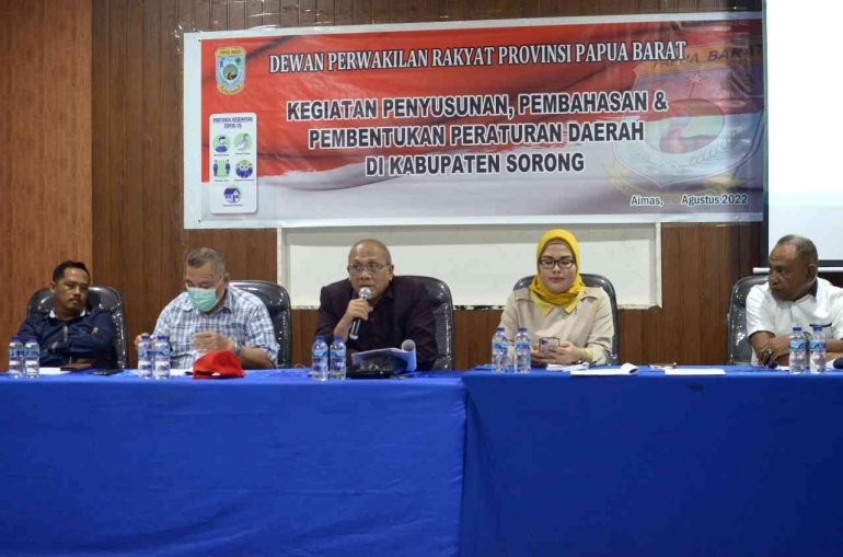 Anggota DPRD Papua Barat memberikan materi sosialisasi (Dokpri)