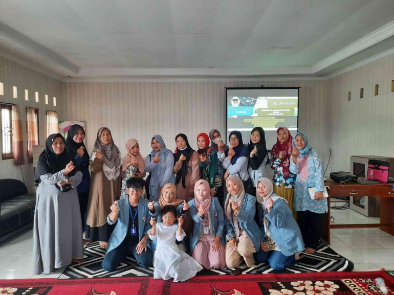 Foto bersama dengan warga yang mengikuti pelatihan digital marketing dan dropship