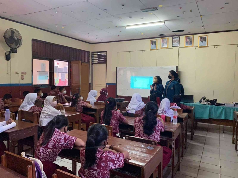 Tim KKN Universitas Diponegoro yang terdiri dari Tsamara Zafira (FPsi), Andri Sharifa (FPsi), Nadyaa Nuhaaputri (FH), Fazahra Rimbani (FH), dan Daffa Putra (FISIP) memberikan penyuluhan mengenai pelecehan seksual kepada siswa/i SDN 02 Harjamukti, Kamis (21/7/22)//dokpri