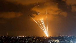 Roket ditembakkan oleh militan Palestina ke Israel, di tengah pertempuran Israel-Palestina, di Kota Gaza 5 Agustus 2022. REUTERS/Mohammed Salem