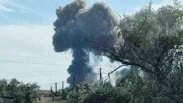 Asap Mengepul dari dua Ledakan di pangkalan Militer Udara Rusia di Krimea | Foto: bbc.com