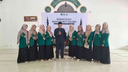 Ust. H. Sudarman, S.Ag. dan para mahasiswa panitia kegiatan KKN di Desa Pajerukan. | Dokpri