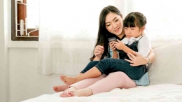 Ilustrasi orangtua menghindarkan anak dari ancaman grooming (Shutterstock.com via Kompas.id)