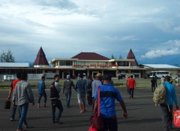 Penumpang pesawat dari  Sentani ke Dekai, Ibukota Kabupaten Yahukimo, Papua. (foto:lex) 