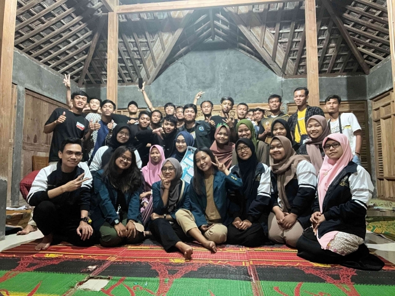(Momen kebersamaan Mahasiswa tim II KKN Undip Kelompok Krikilan dengan Remaja Karangtaruna Mekar Indah Dusun Pablengan, Kelurahan Krikilan)/Dokumentasi pribadi