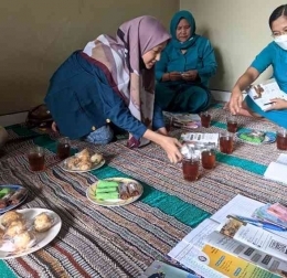 Pembagian Sabun Scrub Coffee Untuk Ibu-Ibu PKK yang Sudah Dibuat Oleh Mahasiswa