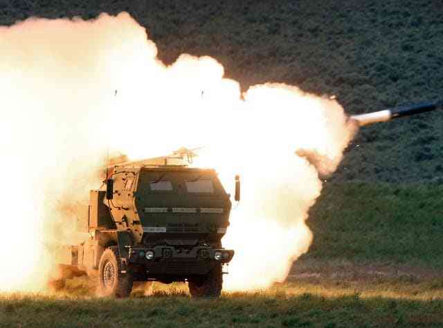 Sebuah truk peluncuran menembakkan Sistem Roket Artileri Mobilitas Tinggi (HIMARS)di Ukraina. foto / (AP) via Independent. co. 
