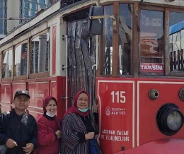 Kereta tram tua di Taksim Square Istanbul ( Tangkapan layar facebook Siti Sumiyatun dan Sulyati )