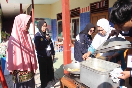 Mahasiswa KKN bersama ibu wali murid TK Aisyiyah 1 Panarukan praktik pembuatan nugget ikan/dokpri