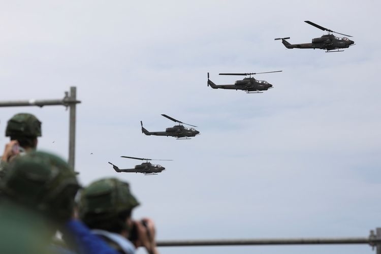 Lima helikopter jenis AH1W melintas ketika digelar latihan perang Han Kuang, yang mensimulasikan invasi China di Taichung, Taiwan, pada 16 Juli 2020. Foto: Reuters Photo/Ann Wang via Kompas.com