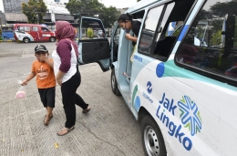 Penumpang perempuan turun dari dalam angkutan mikrotrans JakLingko di Terminal Grogol, Jakarta Barat, Sabtu (4/7/2020).| KOMPAS/RADITYA HELABUMI (RAD)