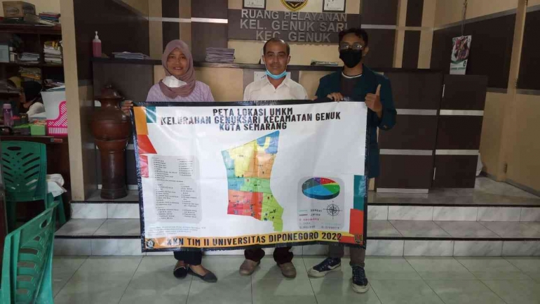 Penyerahan Peta Lokasi UMKM Kelurahan Genuksari Oleh Mahasiswa ke Kelurahan Genuksari . Dokumentasi pribadi 