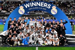 Para pemain Real Madrid saat merayakan gelar juara Piala Super Eropa 2022 usai mengalahkan Eintracht Frankfurt di Stadion Helsinki, Kamis (11/8/2022) dini hari WIB.| Dok AFP/Javier Soriano via Kompas.com