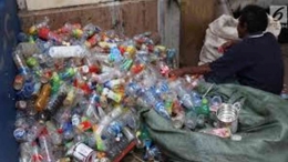 Mengais Rejeki di Sela-Sela Sampah Plastik, Sumber: Liputan6.com