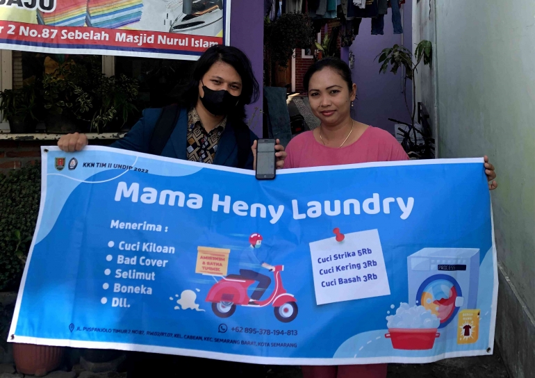 Dokumentasi memberikan banner kepada pemilik UMKM di kelurahan Cabean - Dokpri