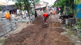  Warga melakukan pembenahan Kampung Ciwaktu Lor, Kelurahan Sumur Pecung, Kecamatan Serang, Kota Serang, Jumat (2/7/2021)/TRIBUNBANTEN.COM