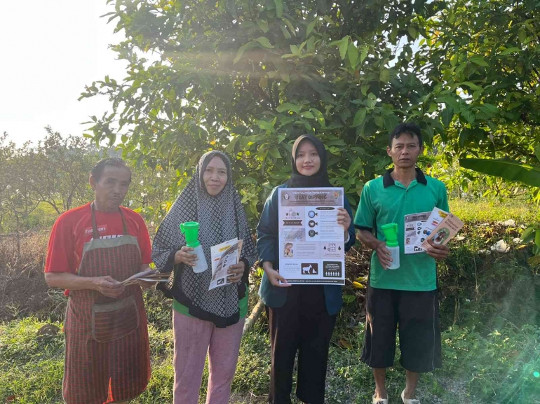 Foto bersama peternak dari KTT Kuncen Farm setelah pemaparan penyuluhan mengenai pentingnya pencelupan puting dalam larutan antiseptik untuk mencegah penyakit mastitis pada kambing perah di Kelurahan Bubakan, Mijen, Semarang pada Kamis (5/8).