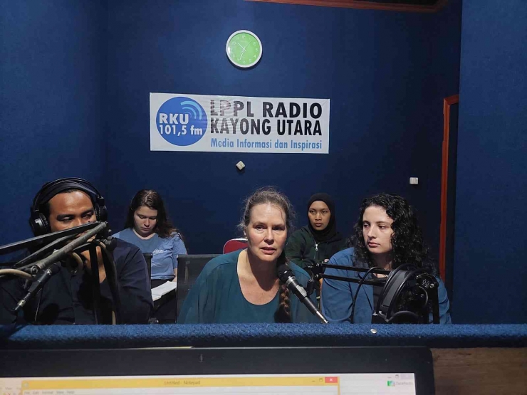 Cheryl Knott bersama  Natalie dan Samad saat siaran radio di RKU, pada Kamis (11/8). Foto : Ranti Naruri/YP.