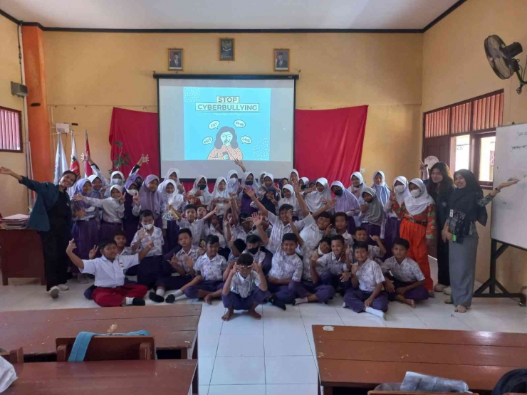 Foto bersama Mahasiswa KKN UNDIP dengan siswa-siswi SDN 01 Sembungharjo  (dokpri)