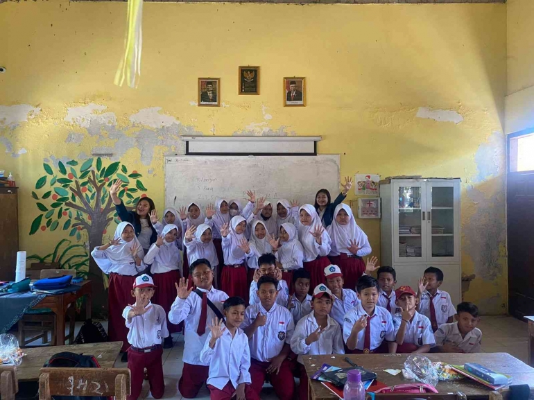 Foto bersama Mahasiswa KKN UNDIP dengan siswa-siswi SDN 02 Sembungharjo   (dokpri)