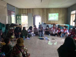 Foto Mahasiswa KKN-K Menjabarkan Teknik Budidaya Kepada Ibu-Ibu Desa Lupak Dalam/dokpri