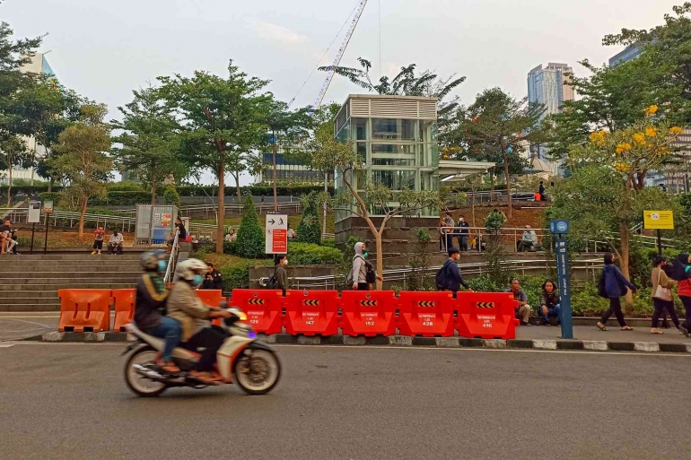 Para pekerja seusai jam kerja, melintas di area Taman Dukuh Atas, Kamis, 11/8/2022 sore (foto by widikurniawan)