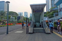 Area pintu Stasiun MRT Dukuh Atas yang biasanya tertutup kerumunan orang saat CFW, kini terlihat lengang (foto by widikurniawan)