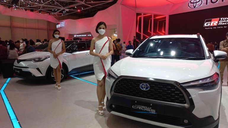 Toyota CHR dan Corolla Cross di TOYOTA GIIAS 2022