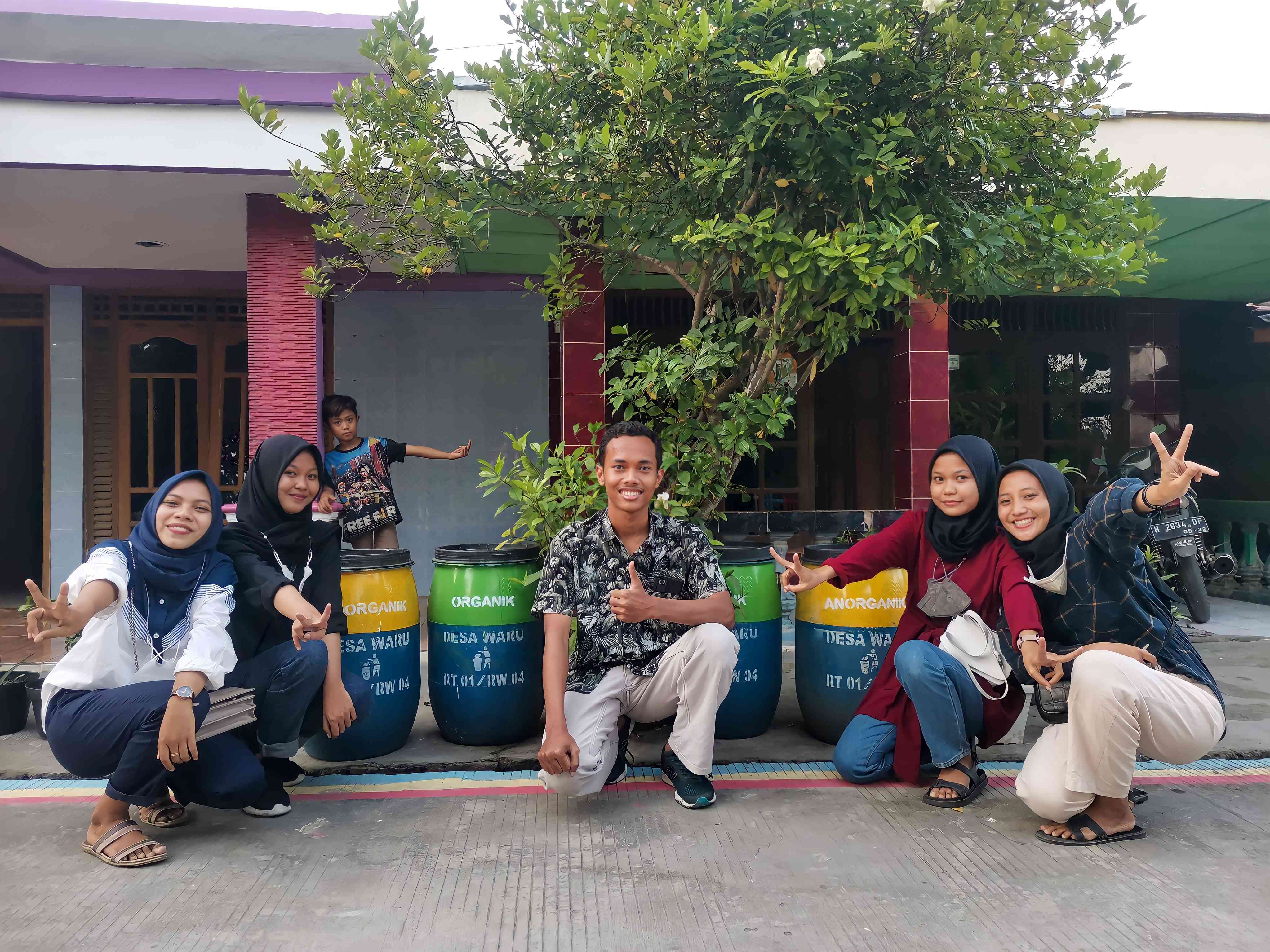 Yuk Pilah Sampah! Mahasiswa KKN Tim II Undip Ajak Warga Waru Memilah ...